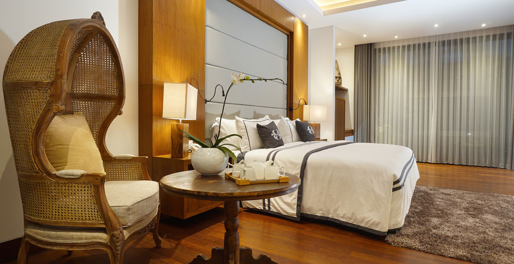 Tirtha Bayu Villa II - Deluxe Suite 2 with rattan chair